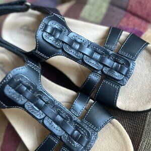 Like New! Clarks Collection Women's Laurieann Kay Flat Sandal